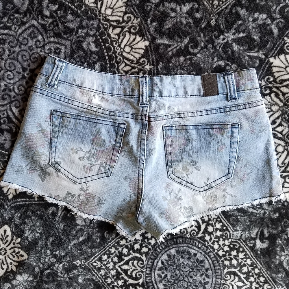 Floral Shorts - Picture 2 of 3